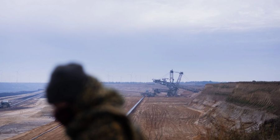 Das Dorf Lützerath, dass derzeit aus letzten ehemaligen Wohnhäusern, Holzhütten, Wohnwagen und Baumhäusern besteht, befindet sich mittlerweile unmittelbar an der Abrisskante des Braunkohletagebaus Garzweiler II von RWE.