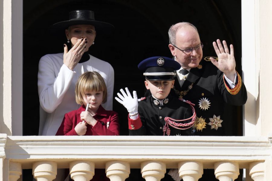 Die Familie ist wieder vereint! Charlène von Monaco mit Gatte Albert und den beiden Kids am Nationalfeiertag.