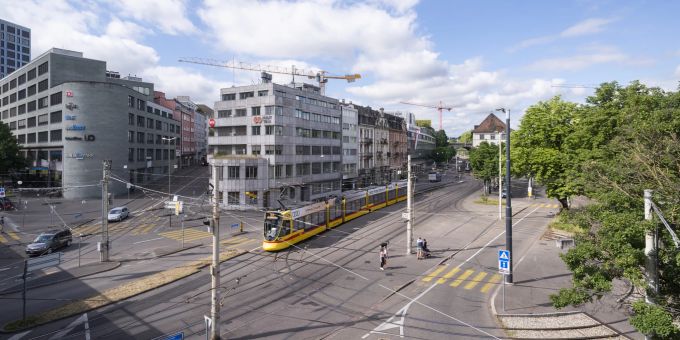 Basel, Heuwaage. BLT-Tram von Rodersdorf. Hier stand bis in die 80er Jahre der Bahnhof der Birsigtalbahn, erbaut 1887 nach Therwil, Flüh und Rodersdorf.