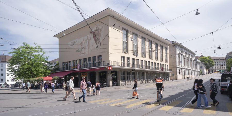 Das Stadtcasino in Basel beinhaltet ein Restaurant und ein Konzertsaal am Barfüsserplatz. Es ist die Heimbasis des Sinfonieorchesters Basel.