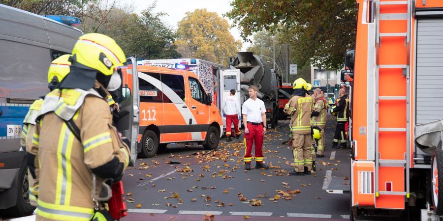 Einsatzfahrzeuge von Polizei und Feuerwehr stehen an der Unfallstelle in Berlin-Wilmersdorf.