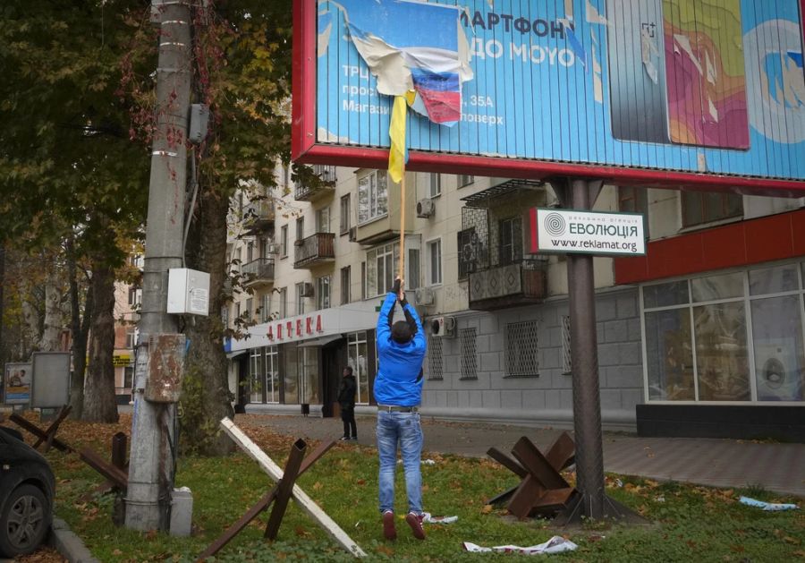 Die russischen Flaggen werden zudem abgerissen.