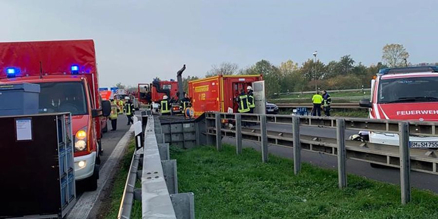 Einsatzwagen der Feuerwehr am Rande der Autobahn A1. Auf der Autobahn-Raststätte Ville Ost hatte ein Tanklastzug Salzsäure verloren.