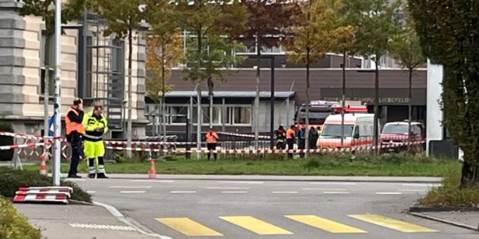 Vor dem BLV im Berner Liebefeld kommt es am Montagmorgen zu einem Grosseinsatz. blv
