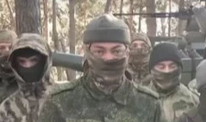 Dieser russische Soldat soll im Gefecht im Ukraine-Krieg. Zuvor beklagte er sich in einem Video über die schlechten Zustände an der Front. Soldaten