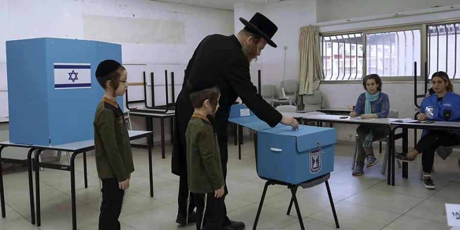 Ein ultraorthodoxer jüdischer Mann gibt in einem Wahllokal in Bnei Brak, Israel, seine Stimme bei den israelischen Parlamentswahlen ab. Foto: Oded Balilty/AP/dpa