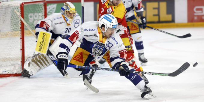 Zugs Samuel Kreis, vorne, und Biels Ramon Tanner in Aktion, im Eishockey Meisterschaftsspiel der National League zwischen EHC Biel und EV Zug, am Freitag, 18. November 2022, in der Tissot Arena in Biel. hc ajoie