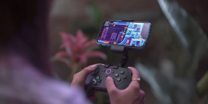 Flexibles Caming: Bei Amazons Cloud-Gaming-Dienst Luna kann ein Smartphone das mit einem Controller gesteuerte Endgerät (Bild) sein. Das Smartphone kann per App aber auch selbst zum Controller werden. Flexibles Caming: Bei Amazons Cloud-Gaming-Dienst Luna kann ein Smartphone das mit einem Controller gesteuerte Endgerät (Bild) sein. Das Smartphone kann per App aber auch selbst zum Controller werden.