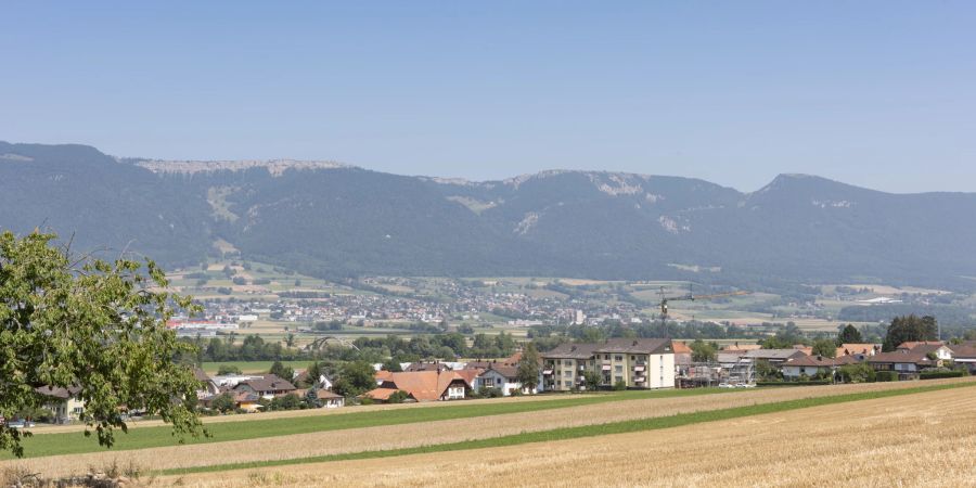 Blick auf die Gemeinde Arch. Im Hintergrund die Stadt Grenchen und die Jurahöhen.