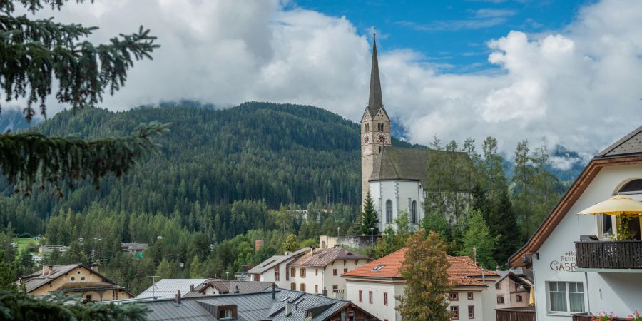 Die reformierte Kirche in Scuol im Unterengadin.