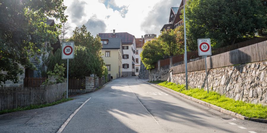 Die Einfahrtsstrasse nach Sent in der Gemeinde Scuol im Kreis Suot Tasna im Bezirk Inn des Kantons Graubünden.