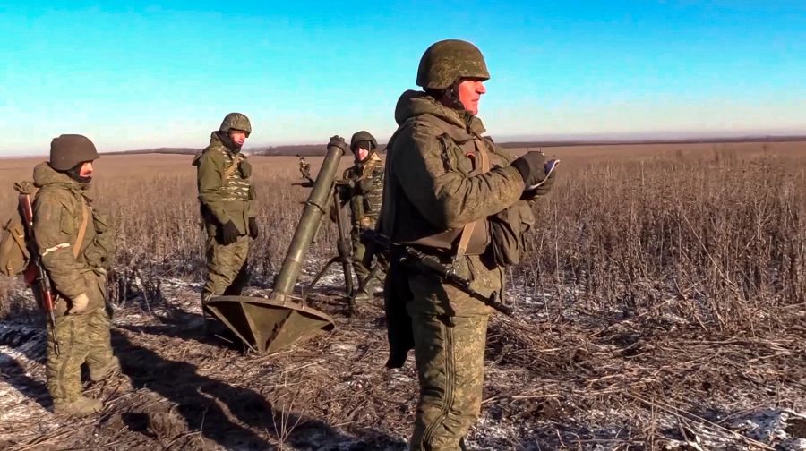 Auf einem vom Verteidigungsministerium in Moskau veröffentlichten Foto sind russische Soldaten mit einem Mörser zu sehen.