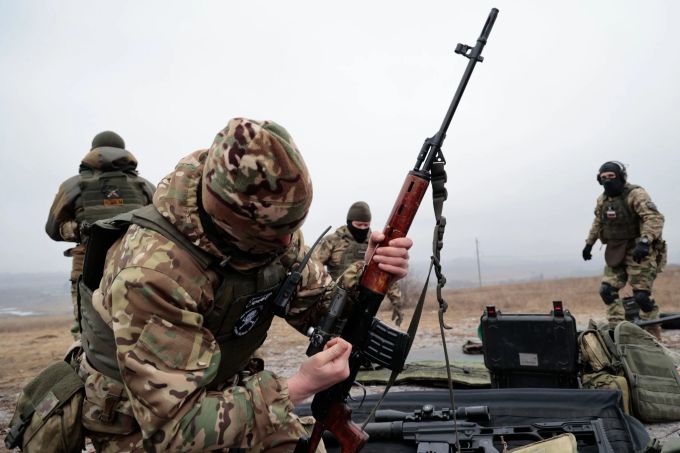 Soldaten der russischen Armee üben auf einem Truppenübungsplatz im Gebiet Donezk. Ukraine-Krieg