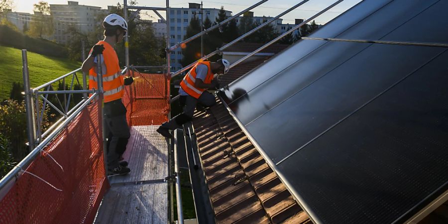 Für die Installation von Solarpanels werden laut einem Bericht des Bundesrates viele Arbeitskräfte benötigt. (Themenbild)