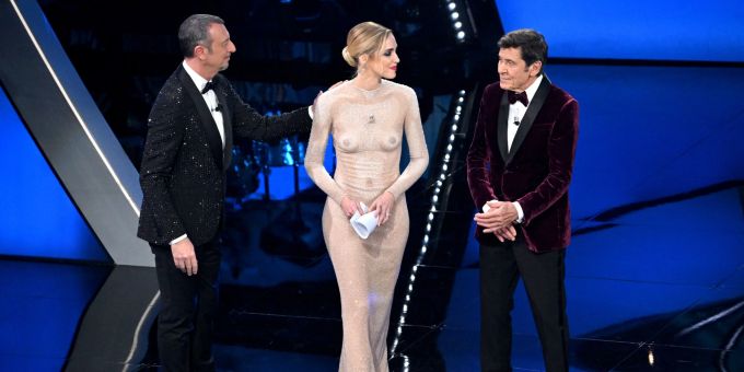 Amadeus und Gianni Morandi begrüssen Chiara Ferragni auf der Bühne von Sanremo. EPA/ETTORE FERRARI 73rd Sanremo chiara ferragni