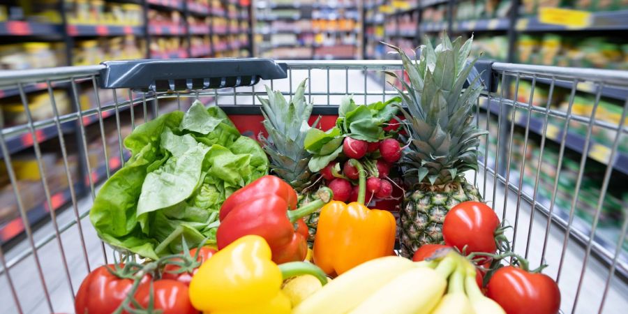 Auch im Supermarkt wurde in den vergangenen Monaten vieles teurer. Bei Obst und Gemüse fiel der Preisanstieg jedoch deutlich moderater aus als bei anderen Produkten.