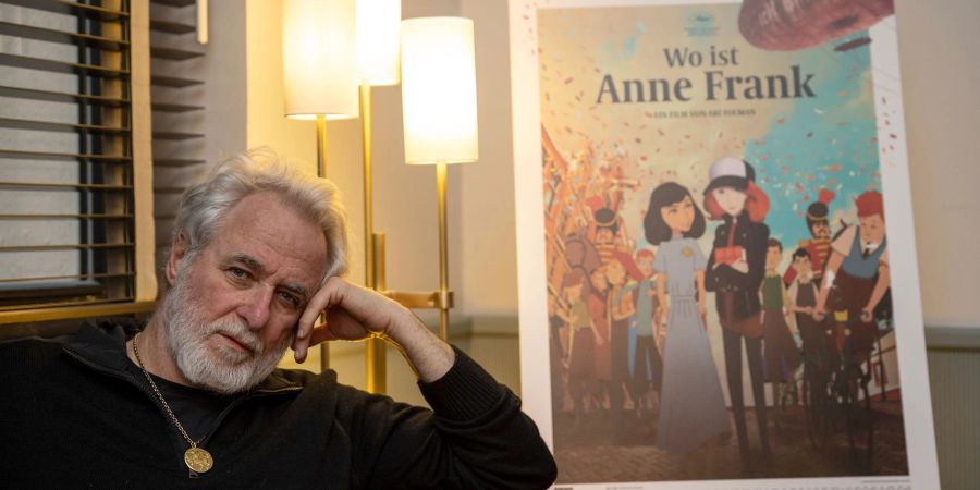 Der israelische Regisseur Ari Folman vor einem Plakat seines neuen Films «Wo ist Anne Frank».