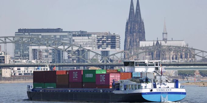 Ein mit Containern beladenes Binnenschiff über dem Rhein. binnenschiff rhein