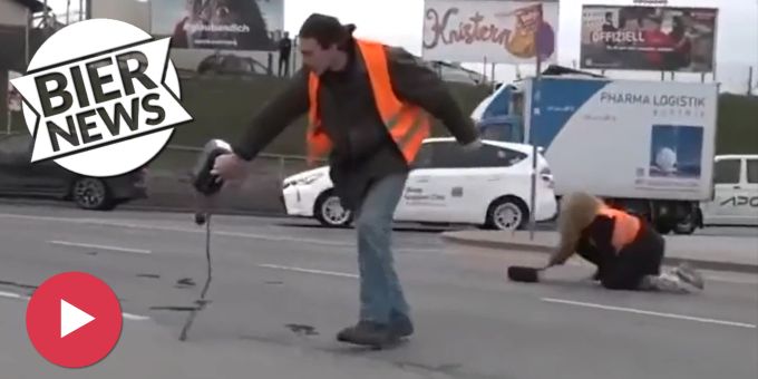Protest-Aktion - Klima-Aktivistin verschüttet Öl  – und rutscht aus