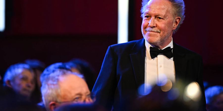 Nicolas Philibert, Regisseur des Dokumentarfilms «Sur l'Adamant» («On the Adamant»), erhält den Goldenen Bären für den Besten Film bei der Preisverleihung der Berlinale. Foto: Monika Skolimowska/dpa