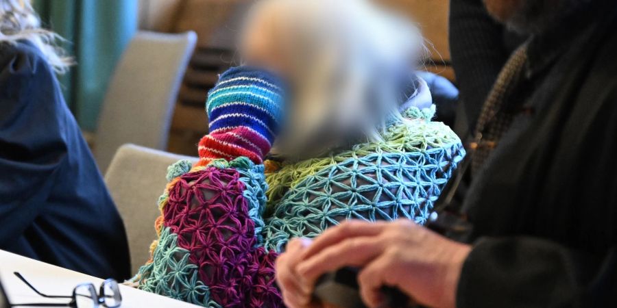 Die Angeklagte sitzt zu Beginn ihres Prozesses in einem Gerichtssaal im Amtsgericht Schwäbisch Gmünd. Sie ist wegen Mordes und Brandstiftung mit Todesfolge angeklagt.