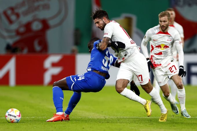 Stanley Nsoki (Hoffenheim) gegen Dominik Szoboszlai (RB Leipzig) im Achtelfinal des DFB-Pokals. RB Leipzig TSG Hoffenheim