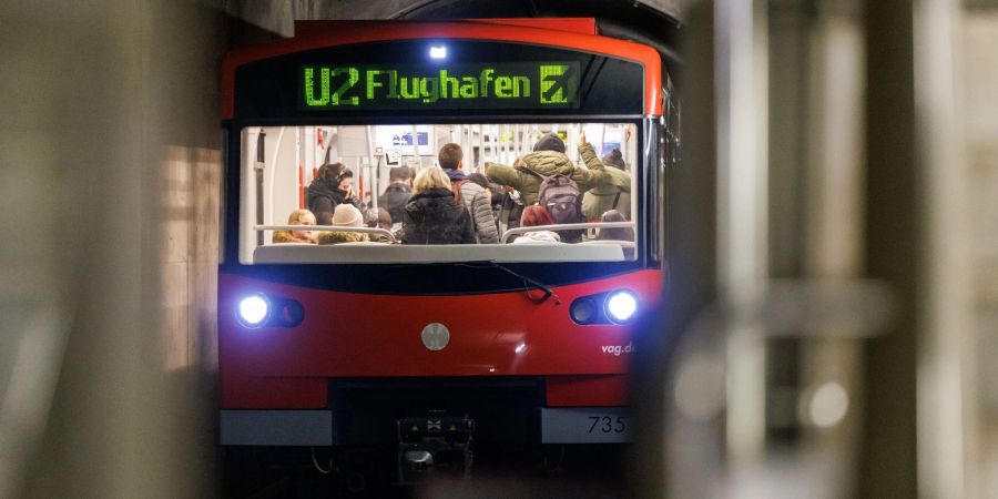 Eine vollautomatische U-Bahn in Nürnberg fährt in einen Bahnhof ein.