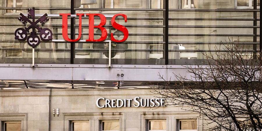 Eine Fusion der Credit Suisse (CS) mit der UBS würde laut Investment-Banking-Experte Andreas Ita «sofort Ruhe schaffen». Die UBS könnte gar davon profitieren, dass die Finanzmarktaufsicht eine solche früher als nicht goutierte Fusion heute wohl durchwinken würde. (Archivbild)