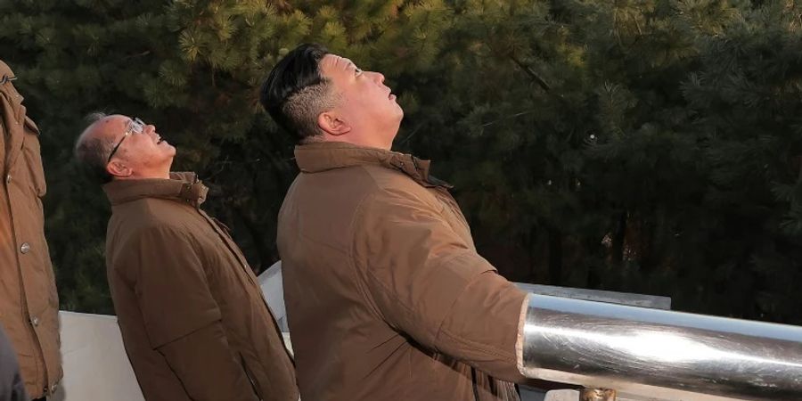 Kim verfolgt Raketentest am 16. März