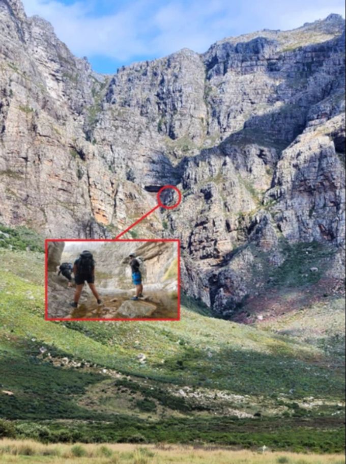Ein Bild des Rettungsdienstes zeigt, wo die Wandrer feststeckten. affen pavian