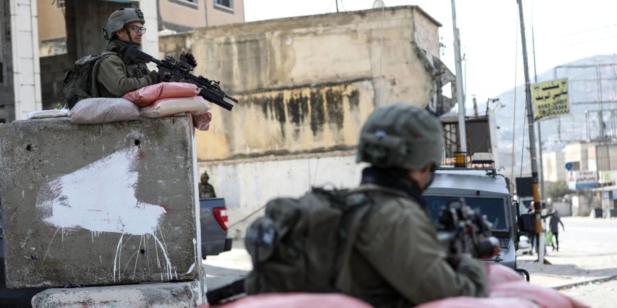 Nach einem tödlichen Anschlag auf zwei Israelis kam es in der Stadt Huwara zu schweren Ausschreitungen israelischer Siedler. Autos und Häuser wurden in Brand gesetzt.