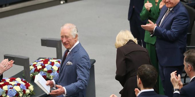 König Charles III. von Grossbritannien (M) lächelt neben Königsgemahlin Camilla nach seiner Rede im Bundestag. Foto: Wolfgang Kumm/dpa king charles