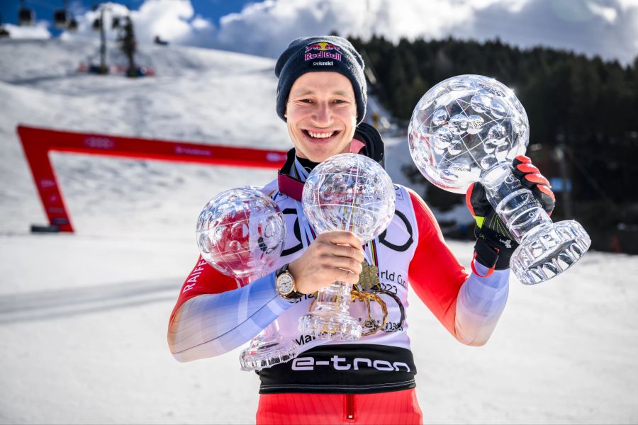 Neben dem Gesamtweltcup holt er die kleinen Kristallkugeln im Riesenslalom und im Super-G.