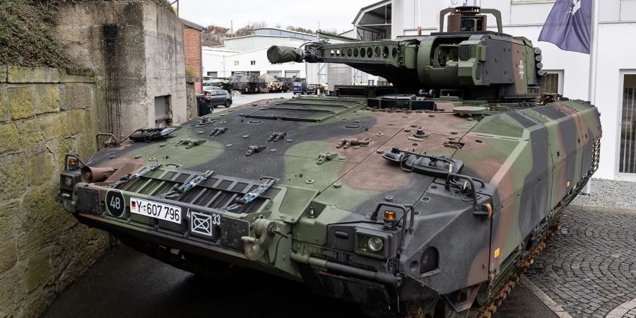 Ein vor Ort produzierter Schützenpanzer «Puma» steht am Eingang vom Rüstungsunternehmen Krauss-Maffei Wegmann in Kassel.