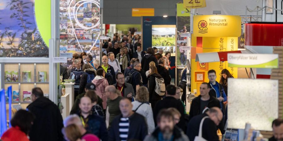 Besucher auf der Urlaubsmesse Caravan Motor Touristik (CMT) in Stuttgart. Kaum eine Branche wurde von der Pandemie so hart und lange getroffen wie das Messegeschäft.