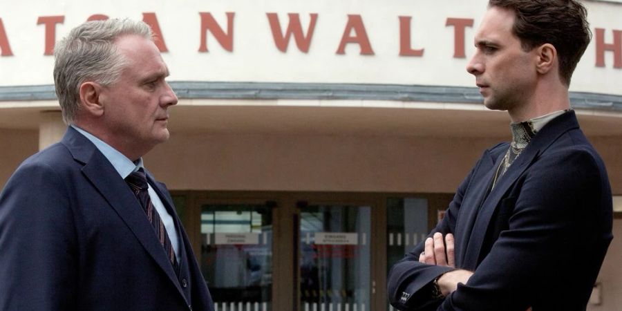 «Polizeiruf 110: Der Gott des Bankrotts»: Kriminalhauptkommissar Vincent Ross (André Kaczmarczyk, r.) befragt den Insolvenzverwalter Udo Schick (Bernhard Schir).