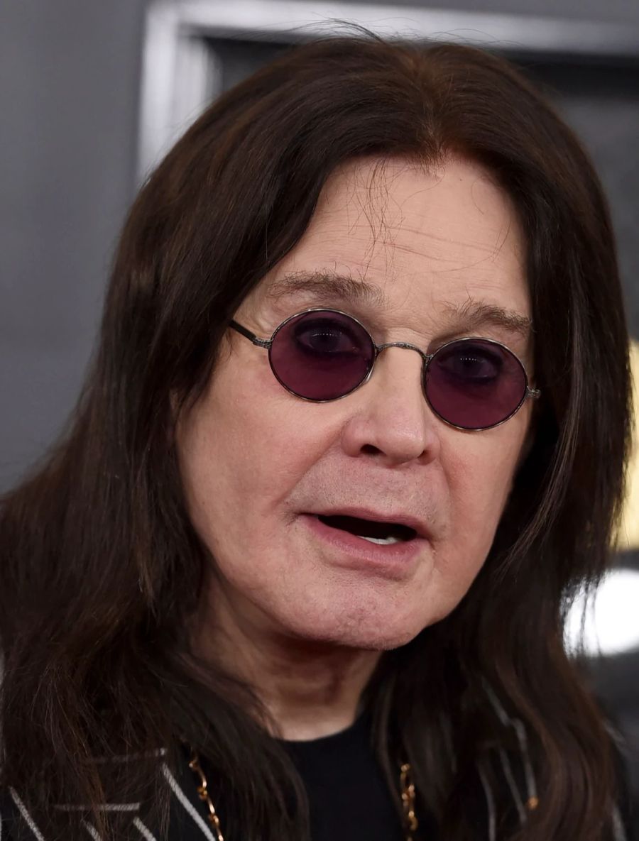 Der britische Rockstar Ozzy Osbourne sagt seine mehrfach verschobene Tour durch Europa ab.