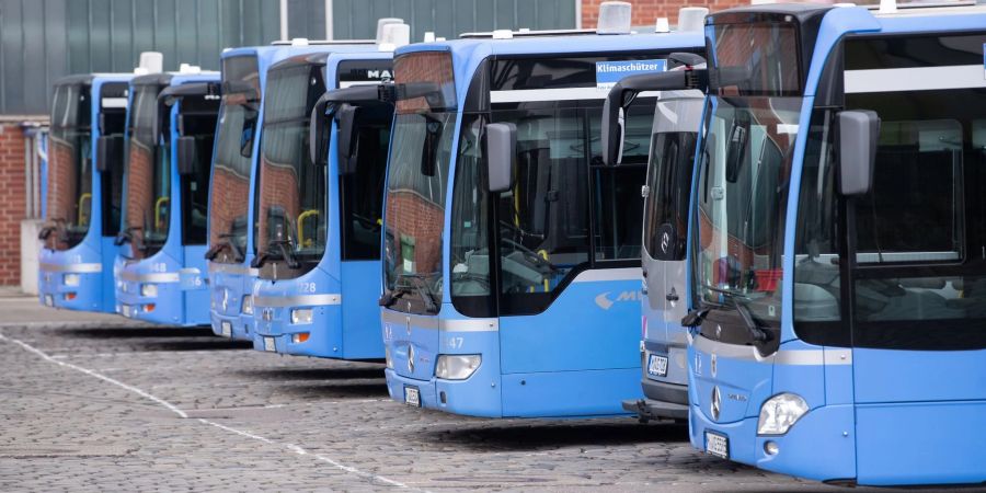 Busse der Münchner Verkehrsgesellschaft (MVG) stehen auf dem Gelände des MVG Busbetriebshof West. Die Verkehrsunternehmen in Deutschland haben grosse Probleme, genügend Bus- und Bahnfahrer zu finden.