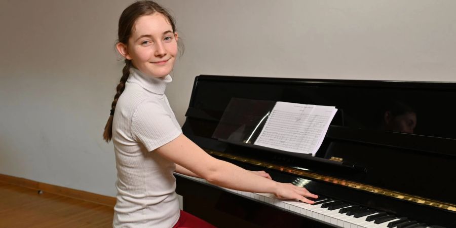 Die 18 Jahre alte Komponistin Alma Deutscher am Klavier.