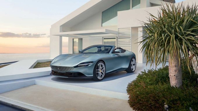 Den modernen Look teilt sich der Ferrari Roma Spider mit seinem Coupé-Bruder 2023 Ferrari Roma Spider