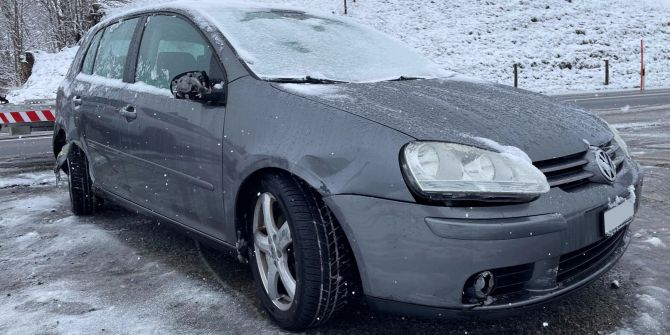 Lenker kollidiert auf Schneematsch bedeckter Strasse mit Röhrenzaun.