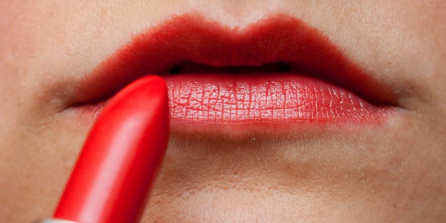 Sieht schick aus, kann aber bedenkliche Inhaltsstoffe enthalten: roter Lippenstift.