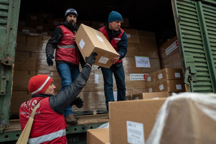 Einige Millionen Schutzmasken wurden zudem als Hilfsgüter in die Ukraine gebracht.