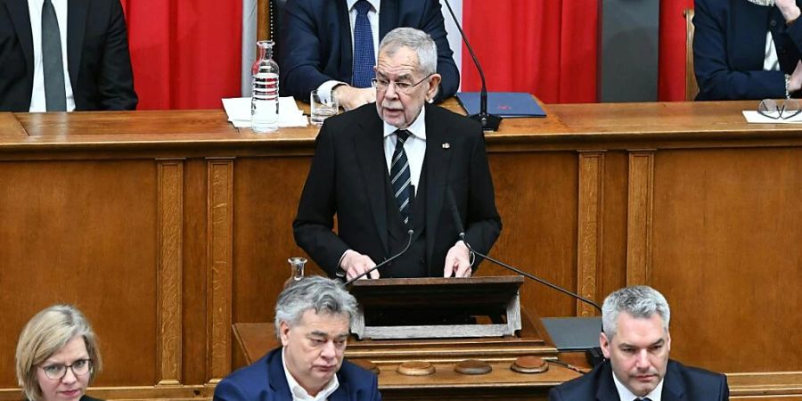 Alexander Van der Bellen (m.) spricht bei der Zeremonie seiner Vereidigung im Parlament. Foto: Roland Schlager/APA/dpa