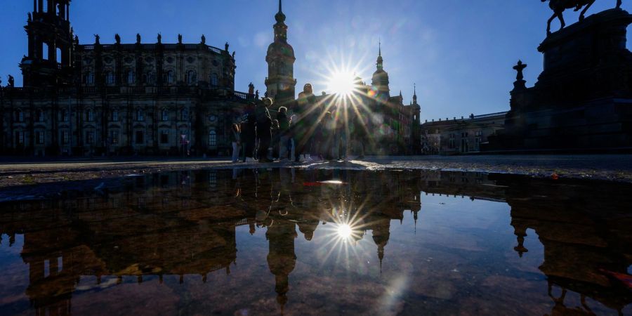 Die Sonne scheint über dem Theaterplatz in Dresden.