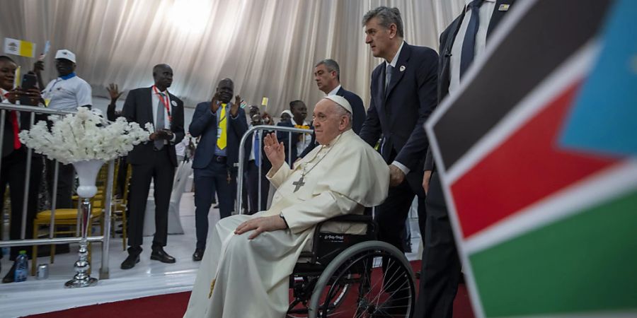 Papst Franziskus (M) winkt, während er zu einem Treffen mit Binnenvertriebenen in der «Freedom Hall» in Juba im Südsudan kommt. Foto: Ben Curtis/AP/dpa