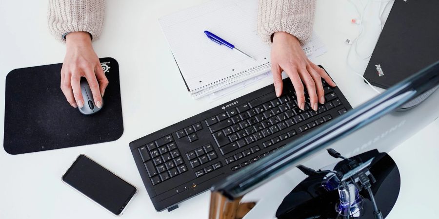 In der fortschreitenden Digitalisierung der Arbeitswelt sehen sich Frauen einer Untersuchung zufolge im Nachteil.