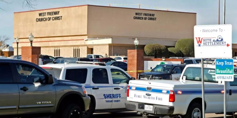 Polizeifahrzeuge bei der angegriffenen Kirche in Texas