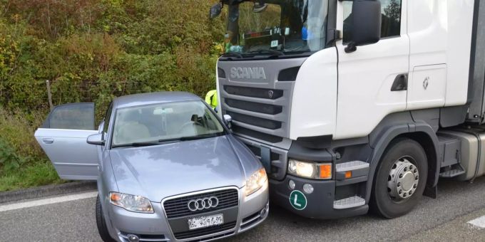 Itingen BL - Kollision zwischen Lastwagen und Personenwagen