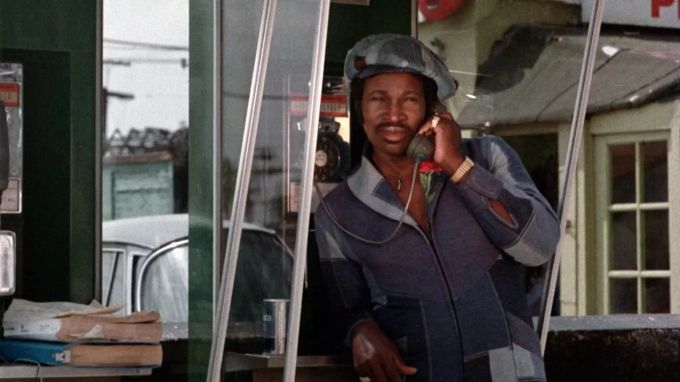 Rudy Ray Moore ist ein aufmerksamer Zuhörer. «The Human Tornado»